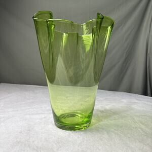 Vtg Green Handkerchief Glass Vase 11.5” Hand Blown Ruffled Flare Top MCM Retro